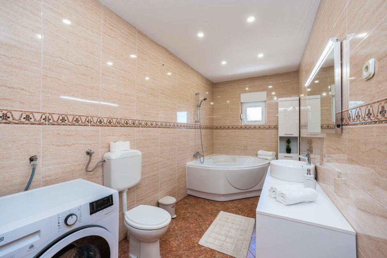 Apartmani Tomeri สตารีกราด-ปาเคลนีซา ภายนอก รูปภาพ